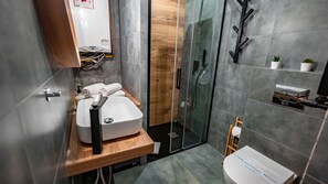 Studio Suite (23) | Kamar mandi | Shower, pengering rambut, dan handuk
