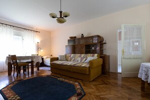 Televisión y chimenea 