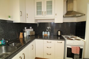 Maison mitoyenne, 3 chambres | Cuisine privée | Réfrigérateur, micro-ondes, four, plaque de cuisson