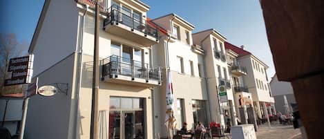 Un bâtiment doté d’une terrasse et devant lequel est garé un vélo.