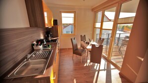 Family Apartment, 2 Bedrooms, Balcony | Dapur peribadi | Dapur 