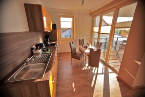 Family Apartment 2 / 2 Bedrooms, Balcony (+45 EUR/Stay Cleaning Fee) | Private kitchen | Stovetop - Steakhouse Jack & Richie's (Greifswald)