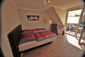 Blackout drapes, free WiFi, bed sheets - Steakhouse Jack & Richie's (Greifswald)