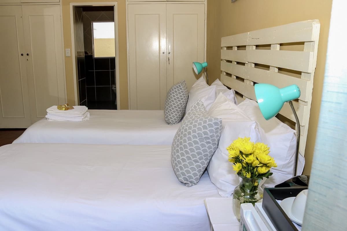 ห้องดีลักซ์ทวิน, วิวสระว่ายน้ำ | เครื่องนอนระดับพรีเมียม, ผ้าม่านกันแสง, เตียงเสริม/เปล, ผ้าปูที่นอน