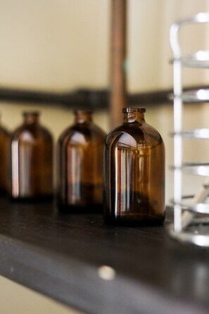 Une rangée de bouteilles en verre brun sur un comptoir noir.