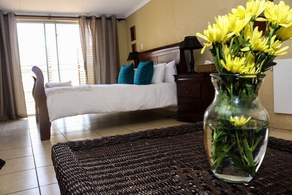 Classic Double Room | Premium bedding, blackout drapes, rollaway beds, bed sheets - Horse's Neck Guest Lodge (Johannesburg)