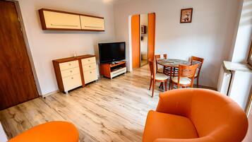 Apartment (5) | Living area | Flat-screen TV