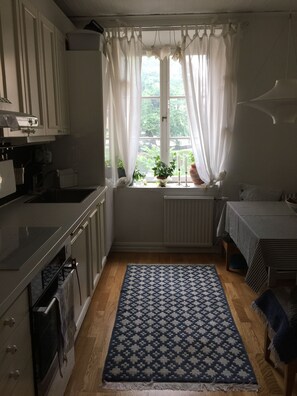 Diskmaskin, kaffe- och tebryggare och grytor/köksredskap