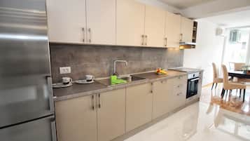 Departamento Deluxe | Cocina privada | Refrigerador