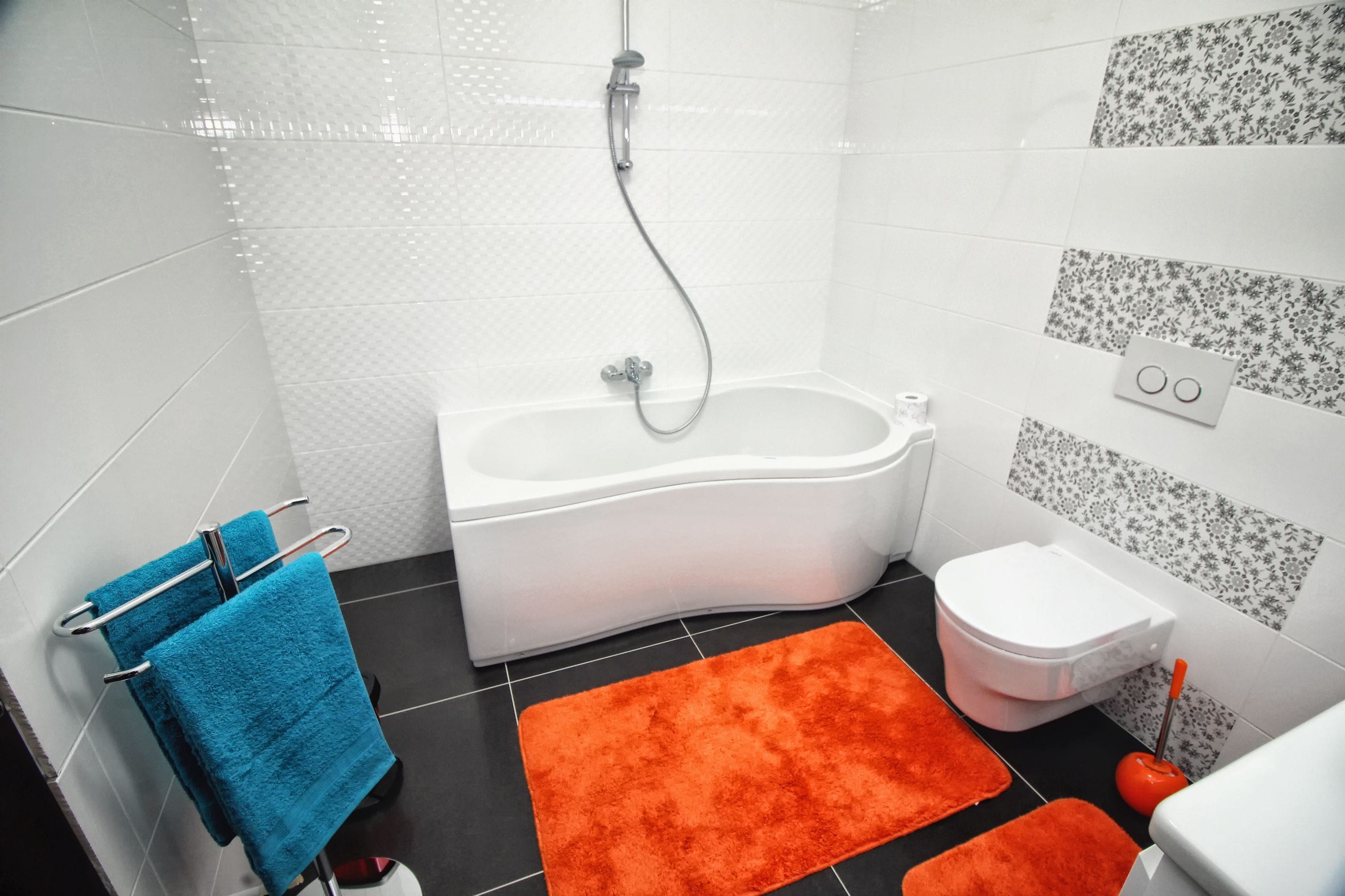 Un baño con bañera, inodoro y ducha.