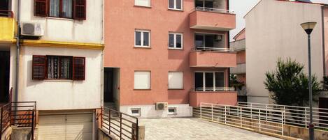 المنشأة من الخارج