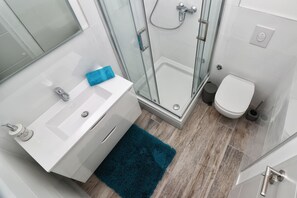 Habitación Deluxe doble | Baño | Ducha, secador de pelo, toallas y jabón