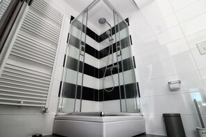 Superior Apartment, Ground Floor | Bathroom | Shower, hair dryer, towels, soap - Guesthouse Esma (Rovinj)