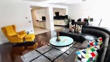 Superior-Apartment, Erdgeschoss | Wohnbereich | Flachbildfernseher