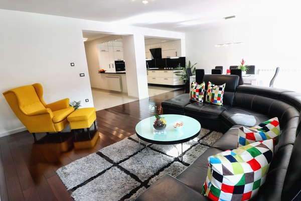 Superior-Apartment, Erdgeschoss | Wohnbereich | Flachbildfernseher