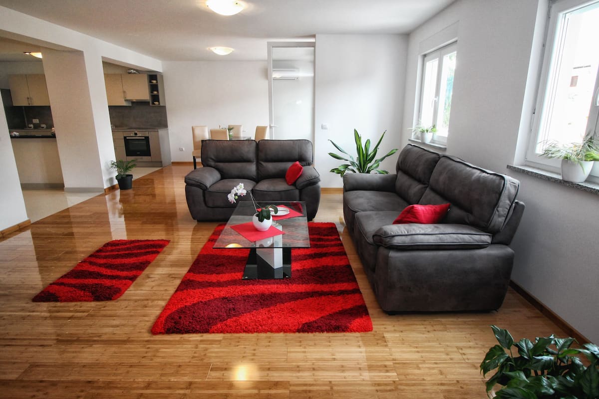 Deluxe Apartment | Living area | Flat-screen TV