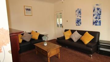 Comfort House, 5 Bedrooms | Living room | Flat-screen TV