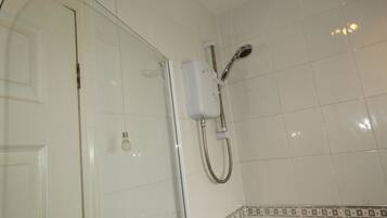 Comfort House, 5 Bedrooms | Bathroom | Combined shower/bathtub, free toiletries, towels, shampoo