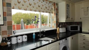 Comfort House, 5 Bedrooms | Private kitchen | Fridge, microwave, oven, stovetop