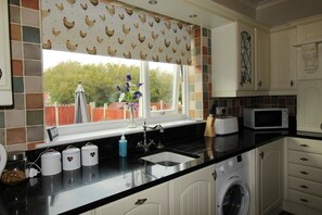 Comfort huis, 5 slaapkamers | Privékeuken | Een koelkast, een microgolfoven, een oven, een kookplaat