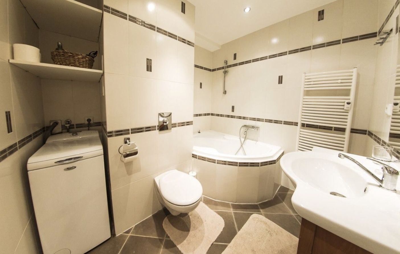 Family Apartment | Bathroom