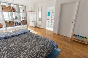 公寓, 阳台 | 办公桌、熨斗/熨衣板、免费 WiFi、床单