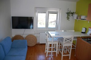 Apartment, 2 Schlafzimmer | Eigene Küche | Großer Kühlschrank, Mikrowelle, Herdplatte, Wasserkocher