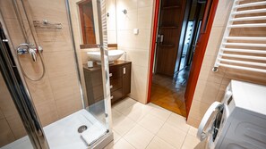 Apartment (1D) | Bathroom | Shower, hair dryer, towels - Apartamenty Sun & Snow Nad Potokiem (Krynica-Zdroj)