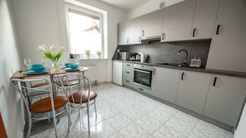 Apartment (1D) | Private kitchen | Microwave, stovetop, electric kettle, cookware/dishes/utensils