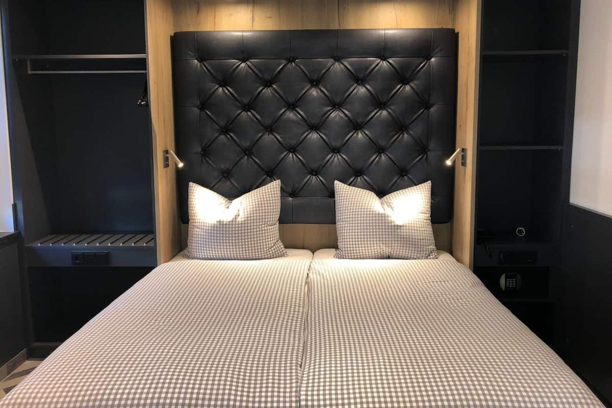 高级双人房 | 客房内保险箱、隔音、免费 WiFi、床单