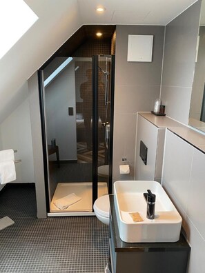 Shower, free toiletries, hair dryer, towels - Munich Deluxe Hotel (Munich)