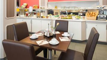 Café da manhã com buffet todos os dias mediante uma taxa