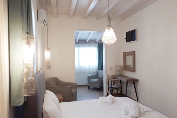 Escritorio y espacio para trabajar con laptop