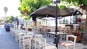 Outdoor seating with umbrellas, white chairs, and tables. - Lefkada Princess (Lefkada)