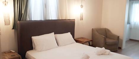 Desk, laptop workspace, iron/ironing board, free WiFi