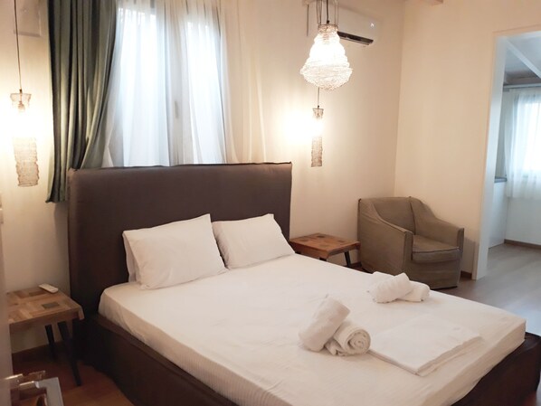 Desk, laptop workspace, iron/ironing board, free WiFi