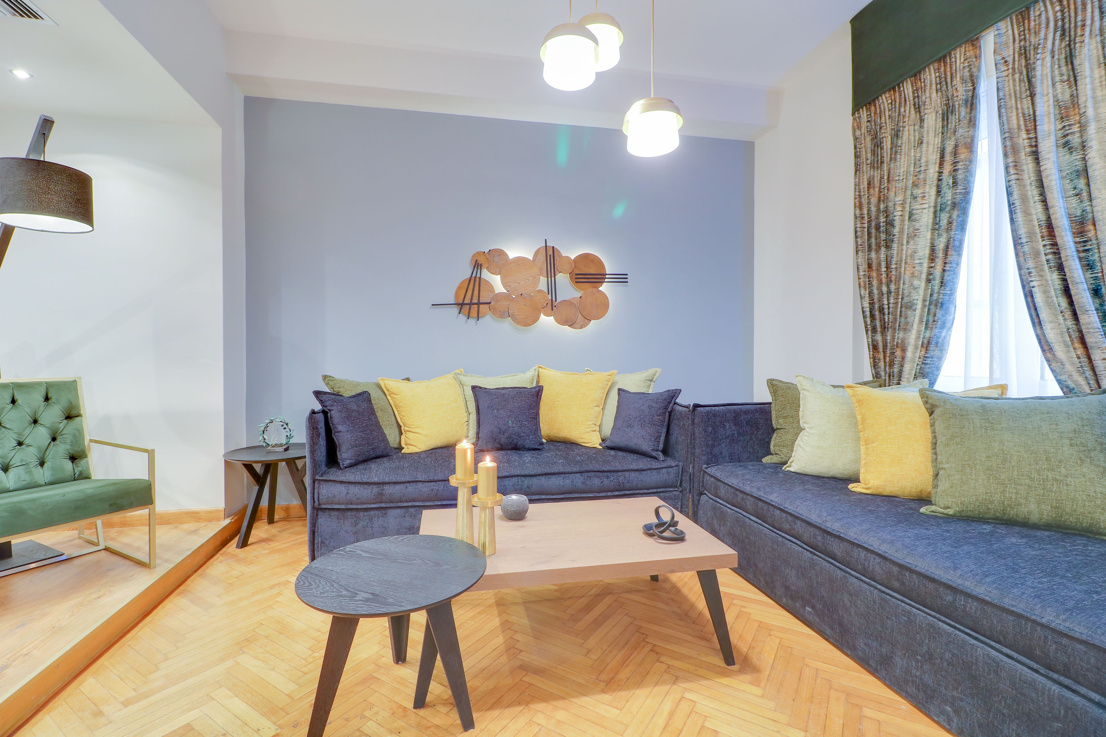 Ein modernes Wohnzimmer mit Sofa, Couchtisch und Lampe.