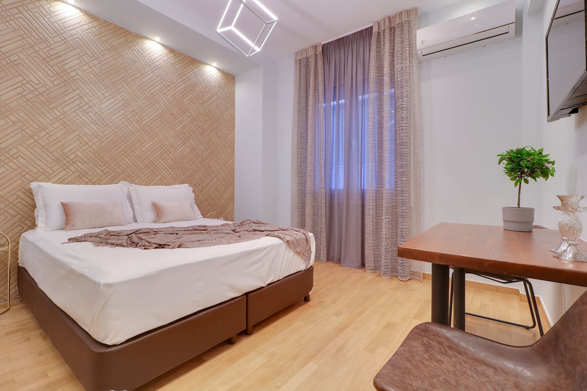 Habitación doble de diseñador (104) | Ropa de cama de alta calidad y camas con pillow-top