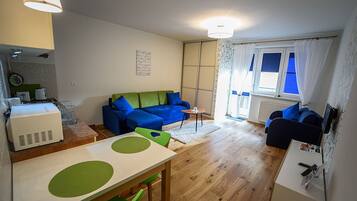 Studio (5) | Khu vực làm việc phù hợp cho laptop, bàn ủi/dụng cụ ủi quần áo