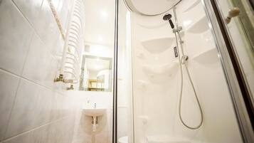 Buồng tắm vòi sen, khăn tắm