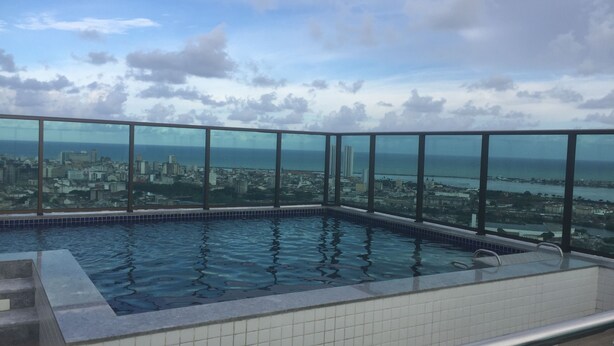 Ein Rooftop-Infinity-Pool mit Blick auf die Stadtlandschaft.