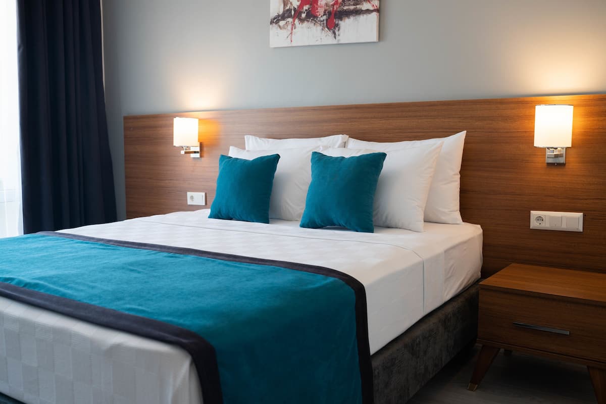 Minibar, soundproofing, free WiFi, bed sheets