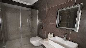 Ducha, artículos de tocador gratuitos, secador de pelo, pantuflas