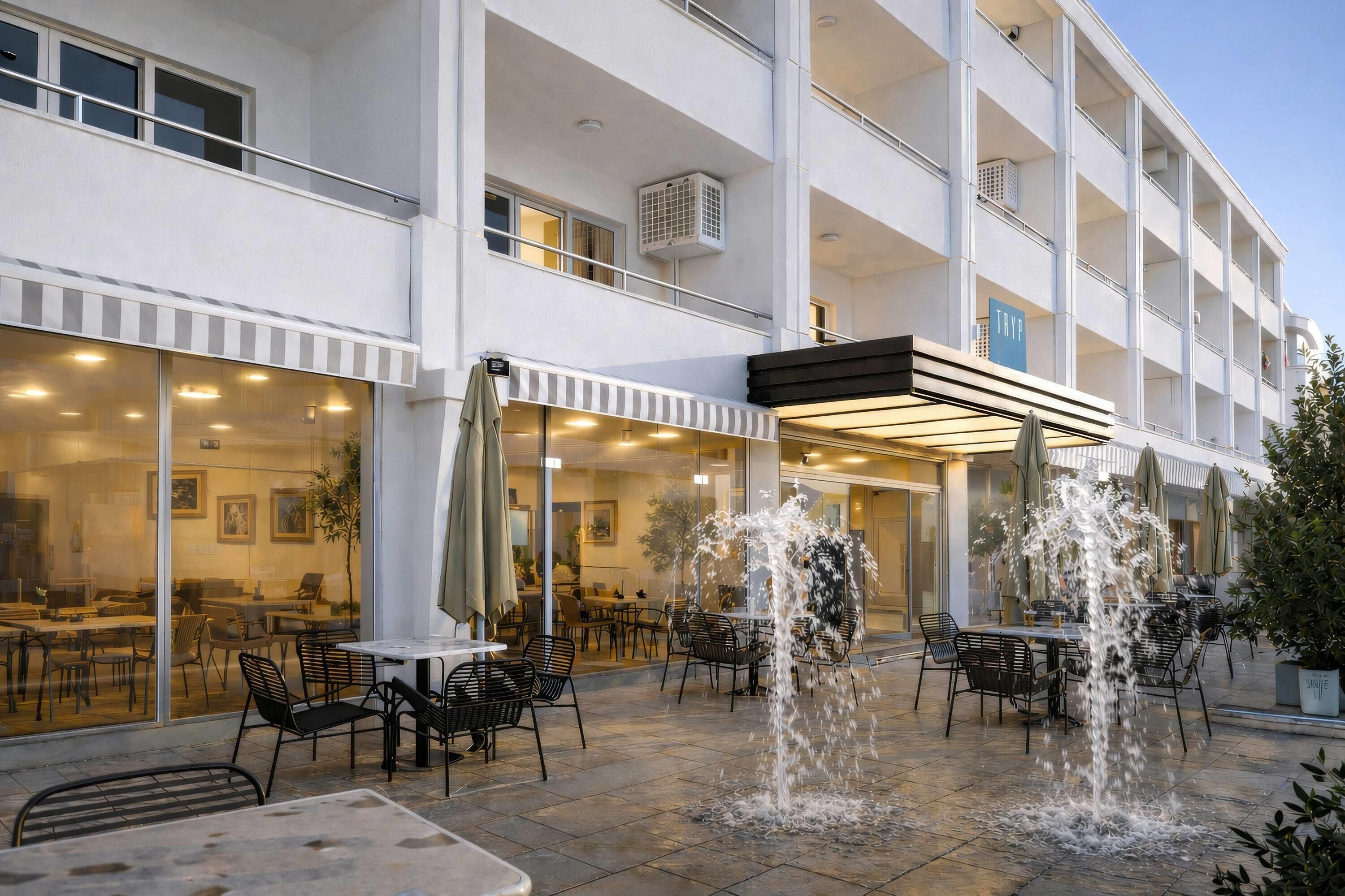 Un hôtel doté d’une terrasse et d’un élément décoratif aquatique.