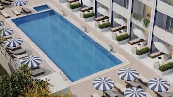 Piscine extérieure, chaises longues