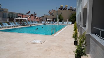 Piscina externa, espreguiçadeiras