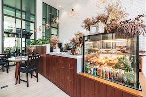 Coffee shop - Saturdays Condominium by Favstay (Rawai)
