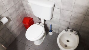 Casa familiare, 2 camere da letto | Bagno | Doccia, soffione a pioggia, set di cortesia gratuito, asciugamani