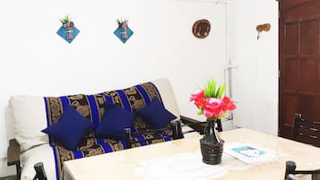 Family House, 2 Bedrooms | Breakfast meal