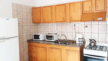 Family House, 2 Bedrooms | Dapur peribadi | Ketuhar gelombang mikro, ketuhar, dapur